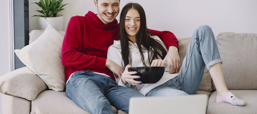 Interfaz de Plex mostrando una biblioteca de películas con portadas y sinopsis en la pantalla de un televisor