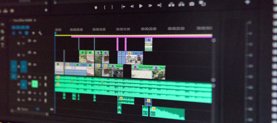 Editor online de Wideo con una línea de tiempo y escenas de una animación en construcción