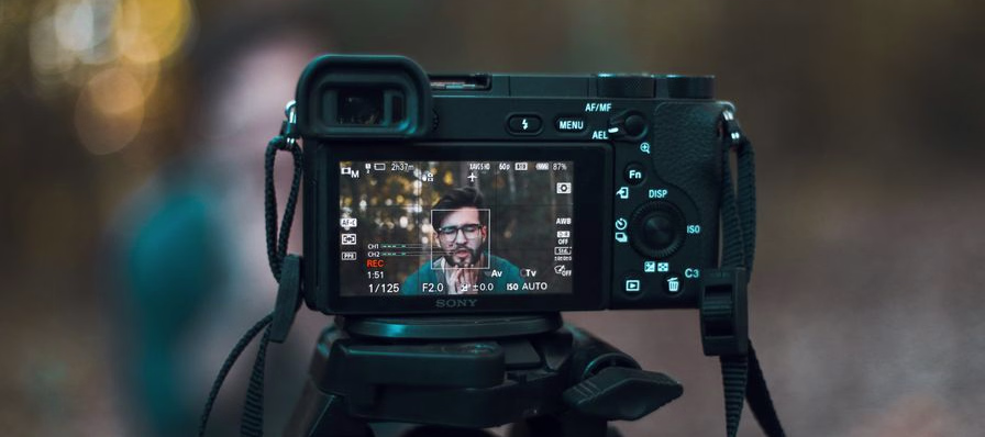 Video creado con fotos y música en Canva, mostrando títulos y transiciones para una presentación