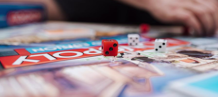 Juegos de mesa como Jenga, Uno y fichas de Monopolio sobre una mesa en una reunión de jóvenes