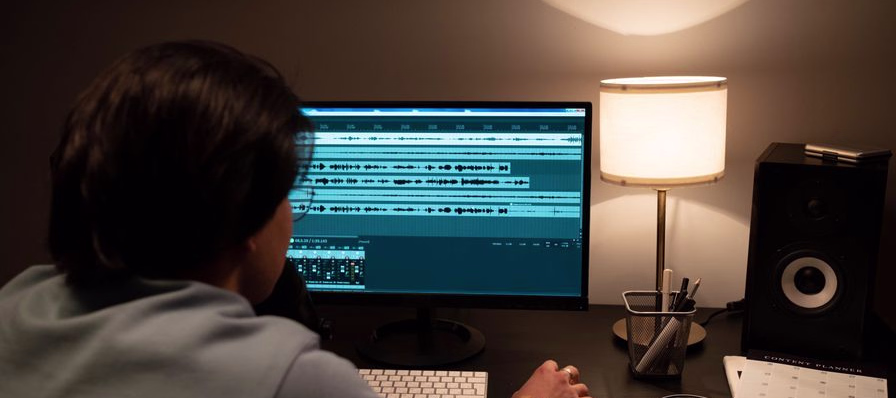Ventana de un editor de audio gratuito con varias pistas para mezclar y ecualizar una grabación en Windows