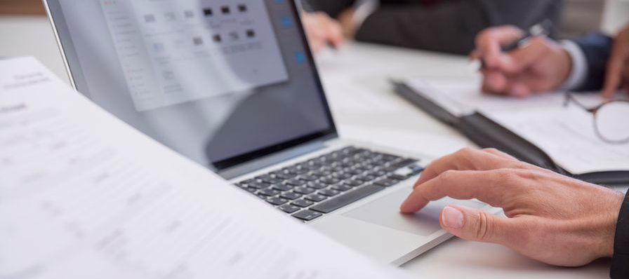 Carpeta de Dropbox sincronizada en computadora y teléfono con archivos del ministerio compartidos en la nube