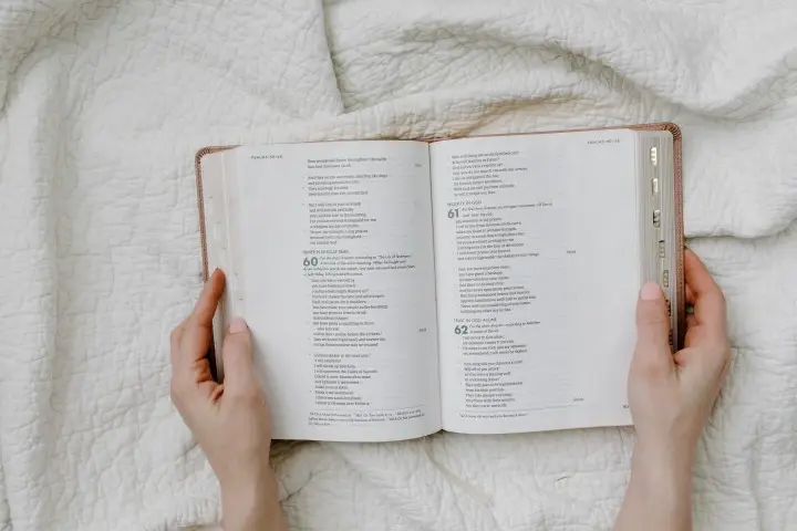 Cómo estudiar la Biblia para principiantes
